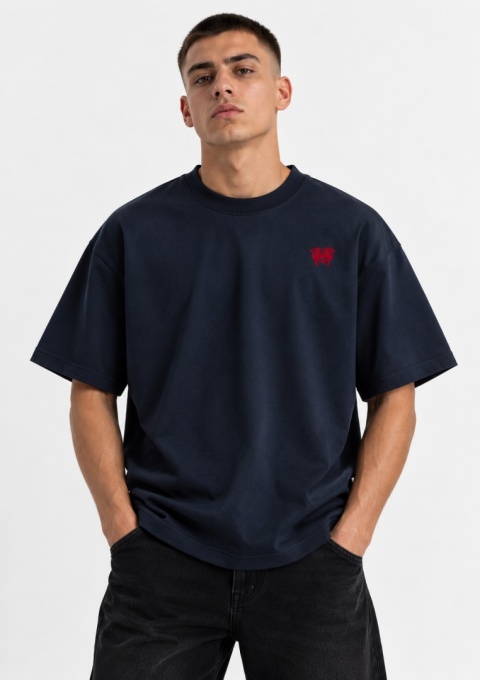 KOSZULKA Z DRÓTKIM REKAWEM RED EMBLEM TEE. Męska modernity